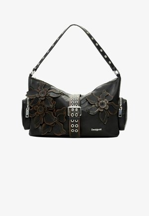 Bolso de cuero negro con aplicaciones florales, herrajes plateados, una correa con tachuelas y bolsillos con cremallera en ambos lados. Nombre de la marca: Desigual.