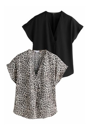 Twee blouses: de ene in effen zwart en de andere met een beige basis en zwarte leopardvlekken. Beide hebben korte mouwen en een V-hals ontwerp.