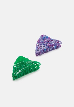 Clips de cabelo plásticos coloridos em formas triangulares, um verde e um roxo com acentos azuis; apresentam um design em malha de raios de sol.