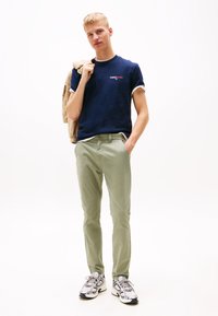 Tommy Jeans DNA GRAPHIC TEE - Camiseta estampada - dark night navy