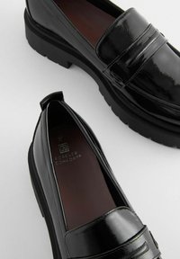 Next Loaferit/pistokkaat - black