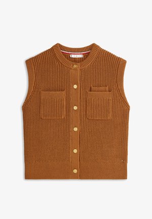 Hnedá pletená vesta s okrúhlym výstrihom, bez rukávov, s dvoma prednými vreckami a piatimi zlatými gombíkmi po celej prednej strane. Celá vesta je s textúrovaným vzorom.