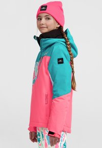 Kleurrijke geïsoleerde skijack in roze en turkoois, met een capuchon, ritszakken en een gestructureerde grafische print. Bijpassende roze beanie.