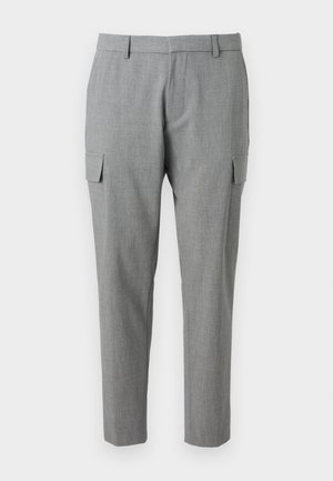 Graue Cargo-Hosen aus strukturiertem Stoff, mit Seitentaschen, geradem Schnitt und mittelhohem Bund. Saubere Nähte und keine sichtbaren Muster.