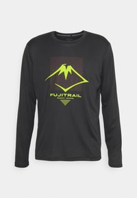 Pitkähihaisen mustan paidan valmistus kevyestä kankaasta, jossa on vihreä vuorigrafiikka, ruudullinen tausta ja rohkea "FUJITRAIL"-teksti.