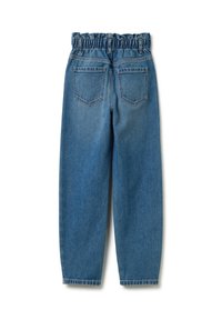 Pantalones de denim con una cinturilla elástica, con un diseño de pierna recta, dos bolsillos traseros y un color azul claro con una textura sutil.
