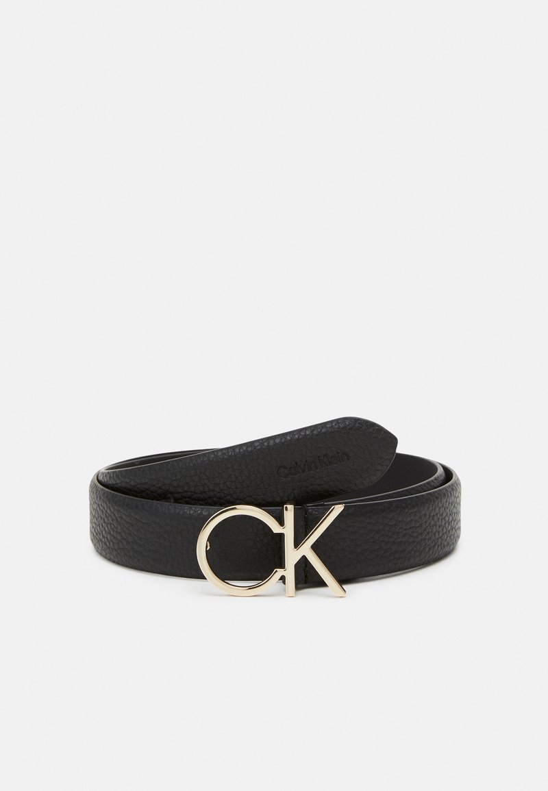 Ceinture en cuir noir texturé enroulée avec une boucle aux initiales « CK » dorées.