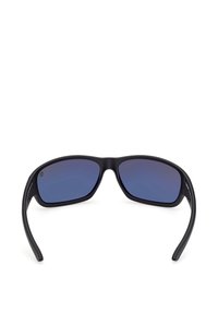 Lunettes de soleil noires enveloppantes avec des verres teintés bleu foncé, des branches courbées et une légère crête sur le pont nasal.