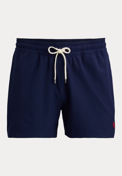 Μπλε ναυτικό μαγιό σορτς με ελαστική ζώνη μέσης και άσπρο κορδόνι, με μικρό κόκκινο λογότυπο στο κάτω δεξί πόδι.