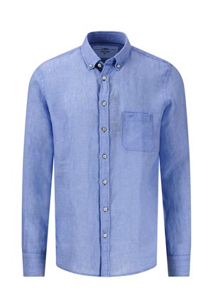 Camisa de lino azul claro con mangas largas, cuello abotonado, bolsillo frontal y cierres de botones. Textura suave con un acabado ligeramente arrugado.