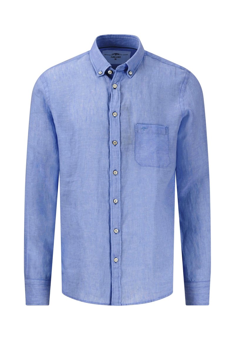 Camisa de lino azul claro con mangas largas, cuello abotonado, bolsillo frontal y cierres de botones. Textura suave con un acabado ligeramente arrugado.