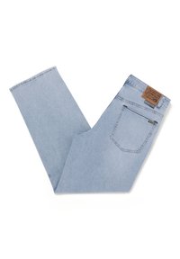 Jeans de mezclilla azul claro con un diseño de pierna recta, que presentan un parche de cuero marrón en la cintura y un bolsillo trasero con detalles de costura.