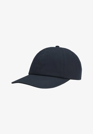 Zwarte baseballpet met gebogen klep en subtiel geperst merklogo op het voorpaneel, weergegeven tegen een witte achtergrond.