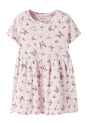 Hellrosa kurzärmeliges Kinderkleid mit rundem Ausschnitt, gerafftem Saum und verstreutem gelbem und pinkem Schmetterlingsmuster.