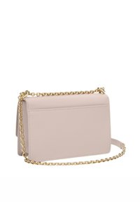 Borsa a tracolla in ecopelle rosa chiaro con tracolla a catena dorata, caratterizzata da una superficie testurizzata e un design piatto.