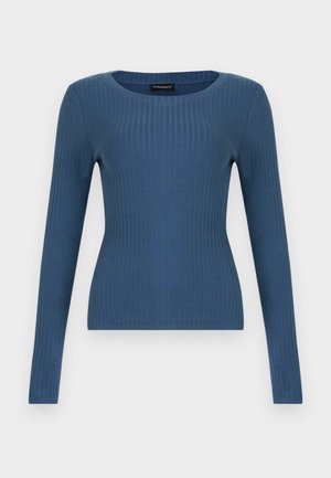 Haut ajusté à manches longues côtelé bleu avec encolure ronde, présenté sur un fond blanc uni.