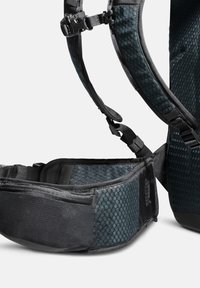 Zaino nero e grigio scuro realizzato in materiale testurizzato, con spallacci regolabili e una tasca con zip sulla cintura imbottita.