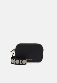 Černá kožená kabelka přes rameno obdélníkového tvaru s zlatým logem a vzorovaným látkovým popruhem v černé a béžové barvě.