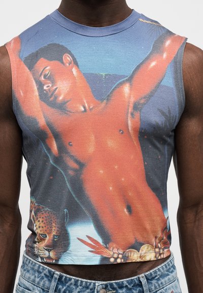 Κοντομάνικο κοντομάνικο μπλουζάκι χωρίς μανίκια με έγχρωμο τύπωμα ανδρικής φιγούρας σε μπλε φόντο, με λεπτομέρειες από λεοπάρδαλη και κοχύλια.