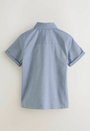 Košeľa s krátkym rukávom na gombíky z ľahkej modrej látky s textúrovaným vzorom. Má klasický golier a zrolované manžety pre ležérne nosenie.