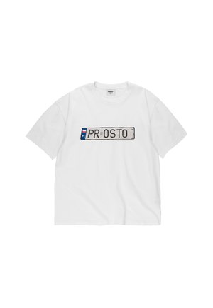 Biała koszulka z grafiką zużytej tablicy rejestracyjnej z napisem "PL" i tekstem "PROSTO" na piersi.