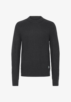 Tamno sivi pleteni pulover s okruglim izrezom, dugim rukavima, rebrastom teksturom i malom etiketom sa strane. Klasičan kroj i jednobojan.