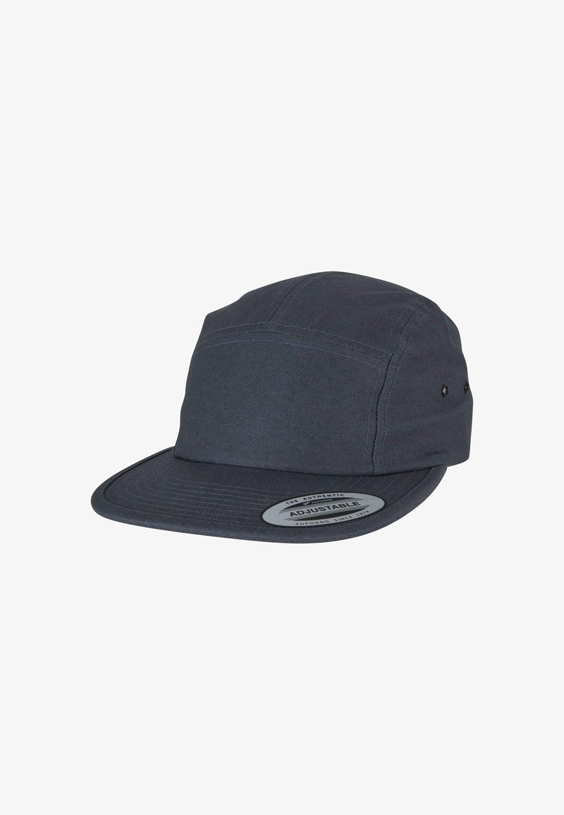 Dunkelgraue Mütze mit flacher Krempe, hergestellt aus strukturiertem Material. Verfügt über einen verstellbaren Riemen und ein rundes Logopatch auf der Vorderseite.
