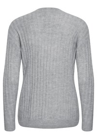 Pull en maille gris avec une texture côtelée, doté de manches longues et d'un col rond, présentant un design simple et sans coutures.