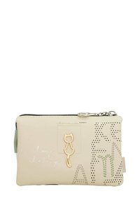 Cartera cremosa con cremallera, con un diseño texturizado de gato, texto en relieve y patrones perforados. Material suave con detalles verdes en el lateral.