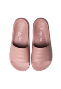 Rosa slip-on sandaler i gummi, med horisontella spår, öppen tådesign och en texturerad fotbädd med varumärkessymboler på innersulan.