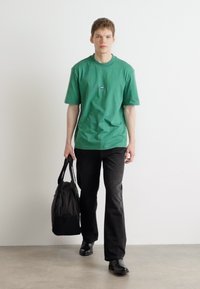 HUGO NIEROS - T-Shirt basic - open green