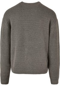 Pull en tricot gris avec un col rond, coupe ample et finitions côtelées aux poignets et à l'ourlet. Texture douce avec un motif subtil et uniforme.