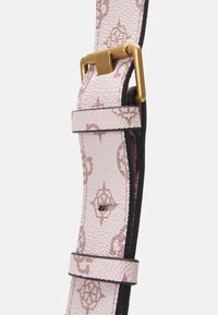 Lederarmband in Hellrosa mit einer strukturierten Oberfläche, das ein dezentes Muster in einem dunkleren Farbton aufweist und über eine goldene Metallschließe zur Verstellung verfügt.