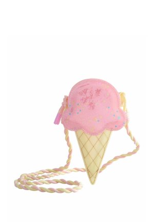 Kleine roze crossbodytas in de vorm van een ijsjeshoorntje met een gedraaide pastelroze en gele band en ritssluiting.