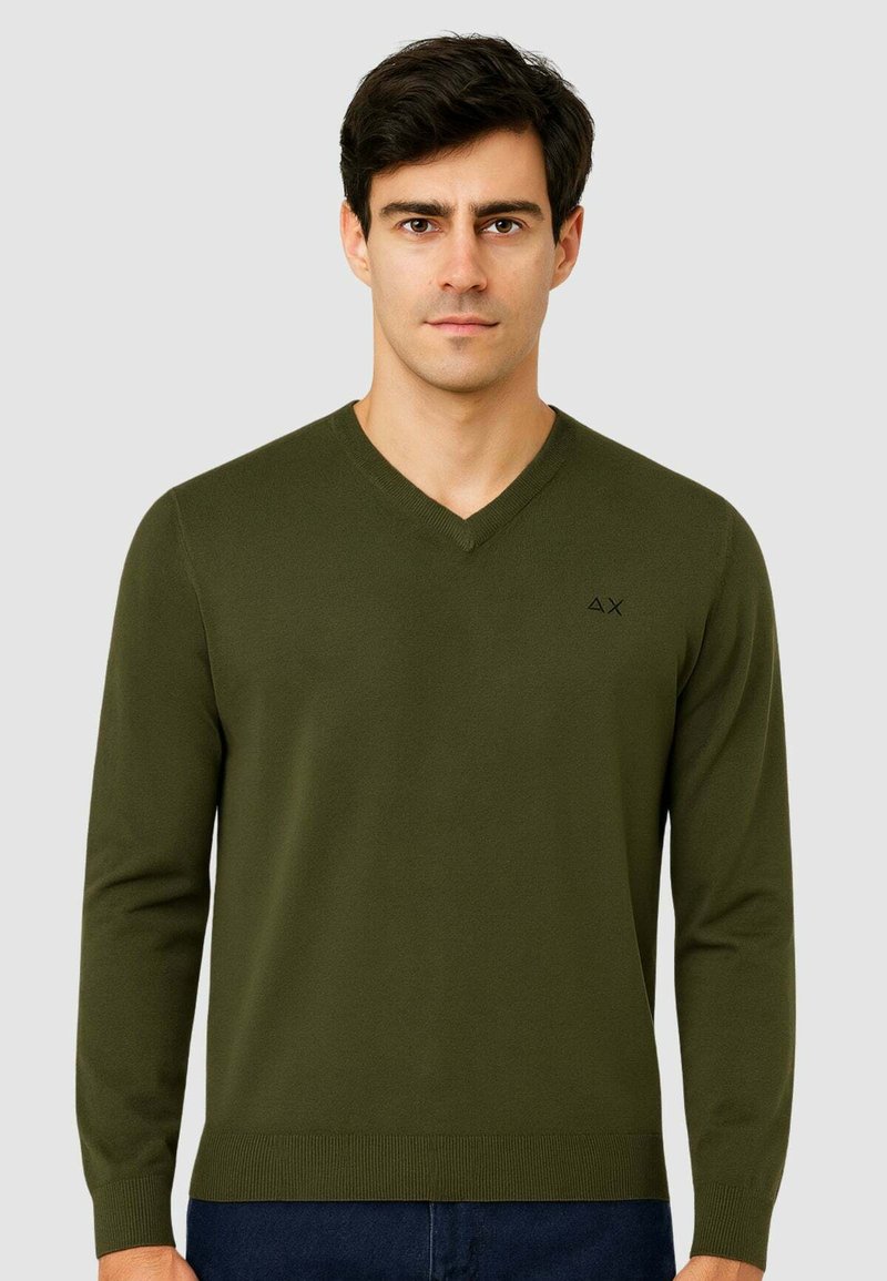 Maglione verde oliva a maniche lunghe con scollo a V, con polsini e orlo a costine, che presenta un piccolo logo nero sul lato sinistro del petto. Tessuto morbido.