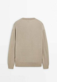 Beige gestreifter Strickpullover mit langen Ärmeln und Rundhalsausschnitt, von hinten auf weißem Hintergrund gezeigt.