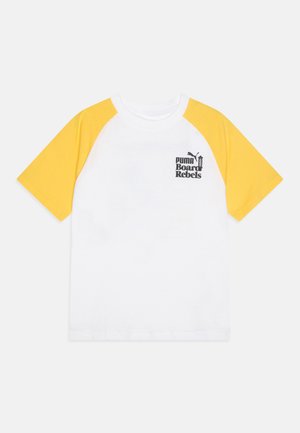 Biely bavlnený tričko s žltými raglánovými rukávmi. Na ľavej strane hrudi sa nachádza čierne logo "PUMA Board Rebels".