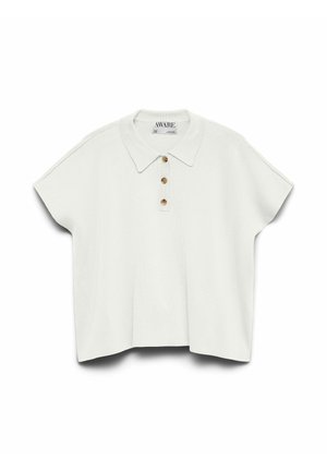 Tricou polo alb cu mâneci scurte, guler ascuțit și trei nasturi din lemn pe mijloc în față.