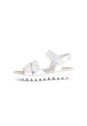 Sandales en cuir argenté avec une bandoulière réglable, présentant un design avant noué et une semelle blanche crantée pour une meilleure adhérence.