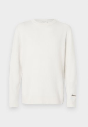 Witte gebreide trui met lange mouwen, ronde hals, geribbelde manchetten en zoom, met een klein geborduurd logo op de linker mouw.