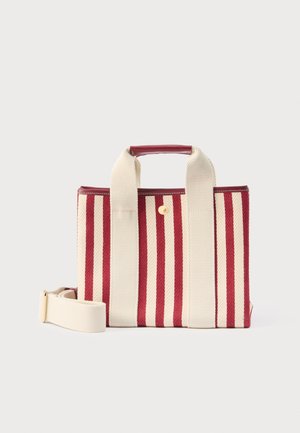 Τσάντα Tote από ύφασμα με κόκκινες και κρεμ ρίγες, κοντά χερούλια, δερμάτινη επένδυση και αφαιρούμενο ιμάντα ώμου σε λευκό φόντο.