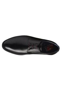 Zapato de cuero negro con un acabado suave, que presenta una punta redondeada, detalles de costura y cordones marrones en la parte superior.