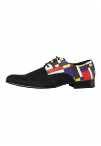 Zwarte leren schoen met een gladde afwerking. De zijkant heeft een kleurrijk geometrisch patroon in rood, geel, blauw en wit. Lage hak.