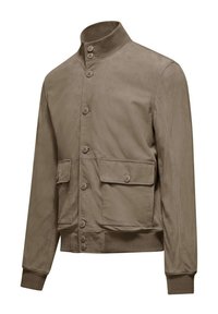 Giacca marrone con colletto alto, dotata di chiusura a bottoni e due tasche frontali. Realizzata in tessuto texture con polsini a costine.