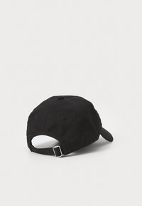 Sort bomulds-baseballkasket med justerbar rem bagpå, rund krone og forformet skygge. Simpelt design uden logoer.
