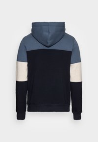 Sudadera con capucha de diseño a bloques de color en marino oscuro, azul claro y crema. Cuenta con una textura suave y puños acanalados para un mejor ajuste.
