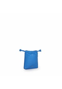 Zainetto blu in pelle liscia, con apertura a coulisse, dettagli annodati e un sottile logo dorato nella parte inferiore.