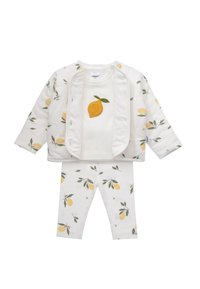 Dreiteiliges Kinder-Outfit: Weiße gesteppte Jacke und Oberteil mit Zitronenbestickung, kombiniert mit Leggings, die ein Zitronen- und Blattmuster aufweisen.
