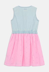 Bodice en denim bleu clair avec design sans manches ; taille élastique qui se transforme en une jupe rose ornée de motifs floraux brodés.