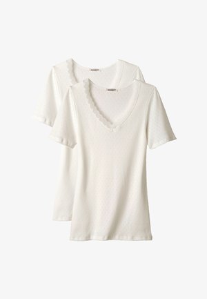 Camisetas de algodón blancas con mangas cortas y escote en forma de V, que presentan un patrón texturizado y un borde de encaje en el escote. Se muestran dos piezas.